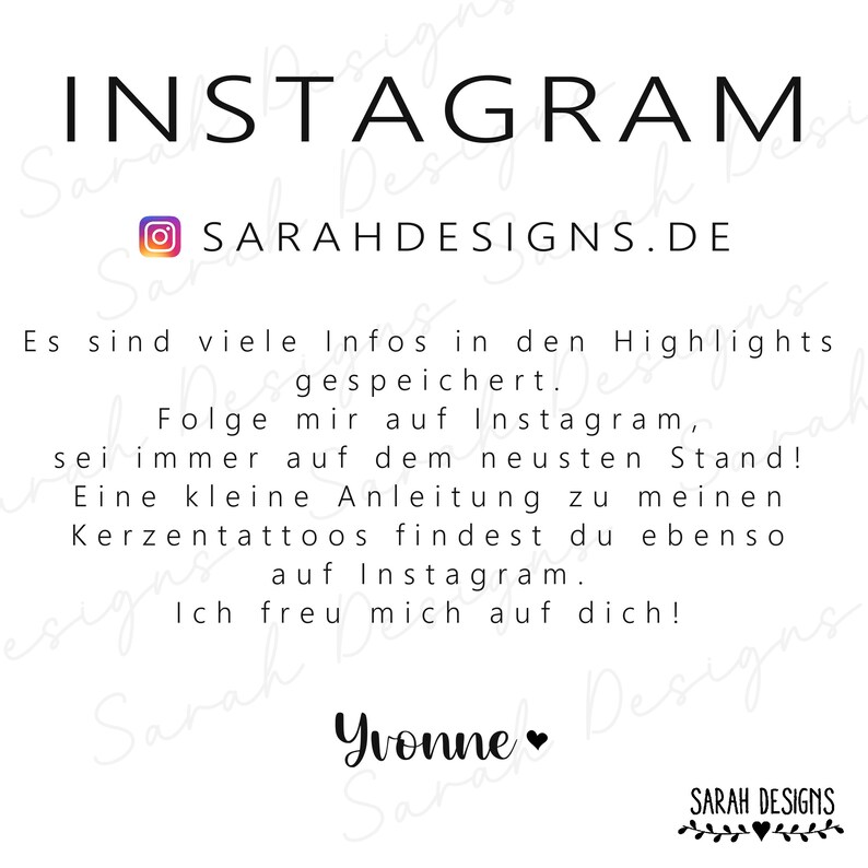 Op de afbeelding: Zwarte en witte tekst op een witte achtergrond die "INSTAGRAM SARAHDESIGNS.DE" leest, gevolgd door tekst in het Duits die "Es sind viele Infos in den Highlights gespeichert. Folge mir auf Instagram, sei immer auf dem neusten Stand! Eine kleine Anleitung zu meinen Kerzentattoos findest du ebenso auf Instagram. Ich freu mich auf dich!" leest. De tekst wordt gevolgd door de naam "Yvonne" met een hartje en de tekst "SARAH DESIGNS" met een bloemmotief.