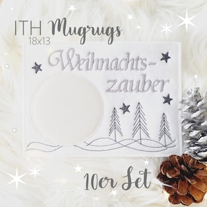 Peut inclure: Sous-tasse blanche avec un motif brodé gris représentant une scène d'hiver avec des arbres et des étoiles. Le texte "Weihnachtszauber" est brodé en gris. Le texte "10er Set" est écrit en noir sous le motif.
