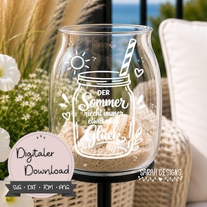 Könnte beinhalten: Eine klare Glasvase mit Sand und Muscheln, verziert mit einer weißen Grafik eines Einmachglases mit Strohhalm, Sonne und Herzen. Der Text lautet: Der Sommer riecht immer etwas nach Glück. Ein rundes Etikett kennzeichnet den digitalen Download.