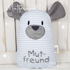 Może przedstawiać: Pluszowy pies w niebiesko-białe paski z szarymi uszami i wyszywaną szarą twarzą. Pies ma wyszyty napis "Mut-freund" na klatce piersiowej.