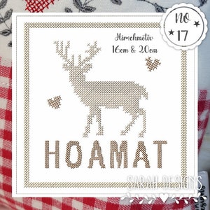 Op de afbeelding: Een wit kruissteekpatroon met een bruin hert en het woord "HOAMAT" in bruin. Het patroon is omlijst met een bruine rand en bevat de tekst "Hirschmotiv 16cm & 20cm" en "Nr. 17".