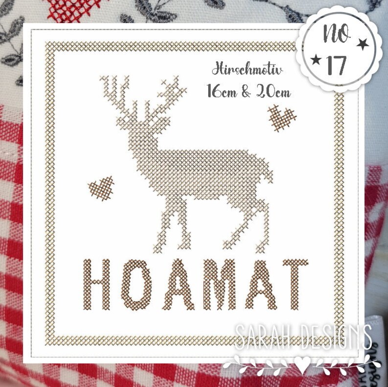 Op de afbeelding: Een wit kruissteekpatroon met een bruin hert en het woord "HOAMAT" in bruin. Het patroon is omlijst met een bruine rand en bevat de tekst "Hirschmotiv 16cm & 20cm" en "Nr. 17".
