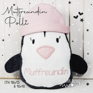 Może przedstawiać: Pluszowa zabawka pingwina w czarno-białe paski, nosząca różowo-biały, pasiasty kapelusz. Pingwin ma wyszywane oczy i różowy dziób. Na kapeluszu wyszyty jest napis "Mut Freundin Polli", a na piersi pingwina napis "Mut Freundin". Pod pingwinem nadrukowany jest tekst "ITH 18x13 & 10x10". Pod pingwinem nadrukowany jest tekst "SARAH DESIGNS" wraz z sercem i wzorem liści.
