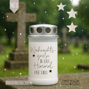 Pode incluir: Uma vela memorial branca com tampa prateada, com o texto "Weihnachtsgrüße in den Himmel für Dich" em escrita preta. A imagem inclui decorações de estrelas penduradas e a palavra "NEU" em uma faixa.