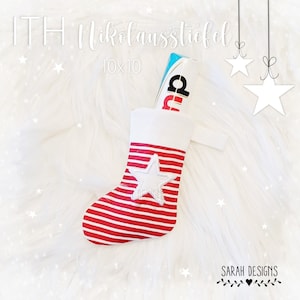 Pode incluir: Meia de Natal listrada em vermelho e branco com uma estrela branca na frente. A meia está cheia de uma caixa azul e branca que diz "cup". O texto "ITH Nikolaustiefel 10x10" está no topo da imagem.