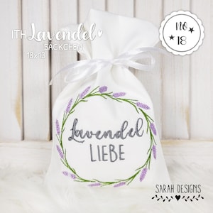 Könnte beinhalten: Weißer Stoffbeutel mit einem Lavendelkranz und dem Text "Lavende Liebe" in Grau gestickt. Der Beutel ist mit einem weißen Band gebunden und hat den Text "ITH Lavende Säckchen 18x13" oben aufgedruckt.