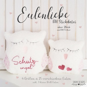 Könnte beinhalten: Zwei weiße Plüsch-Eulenkissen mit rosa Stickdetails. Die größere Eule hat den Text "Schutzengel" auf der Brust gestickt. Die kleinere Eule hat zwei rosa Herzen auf der Brust gestickt. Der Text "Eulenliebe ITH Stickdatei über 20mb und 100 Ordner 4 Größen á 25 verschiedene Eulen inkl. 3 kleine 10x10 Eulen SARAH DESIGNS" ist am unteren Rand des Bildes sichtbar.