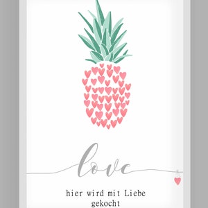 Könnte beinhalten: Ein gerahmter Kunstdruck mit einem Ananas-Design. Die Krone der Ananas ist grün, und der Körper besteht aus rosa Herzen. Das Wort "love" ist kursiv geschrieben, darunter der Satz "hier wird mit Liebe gekocht".