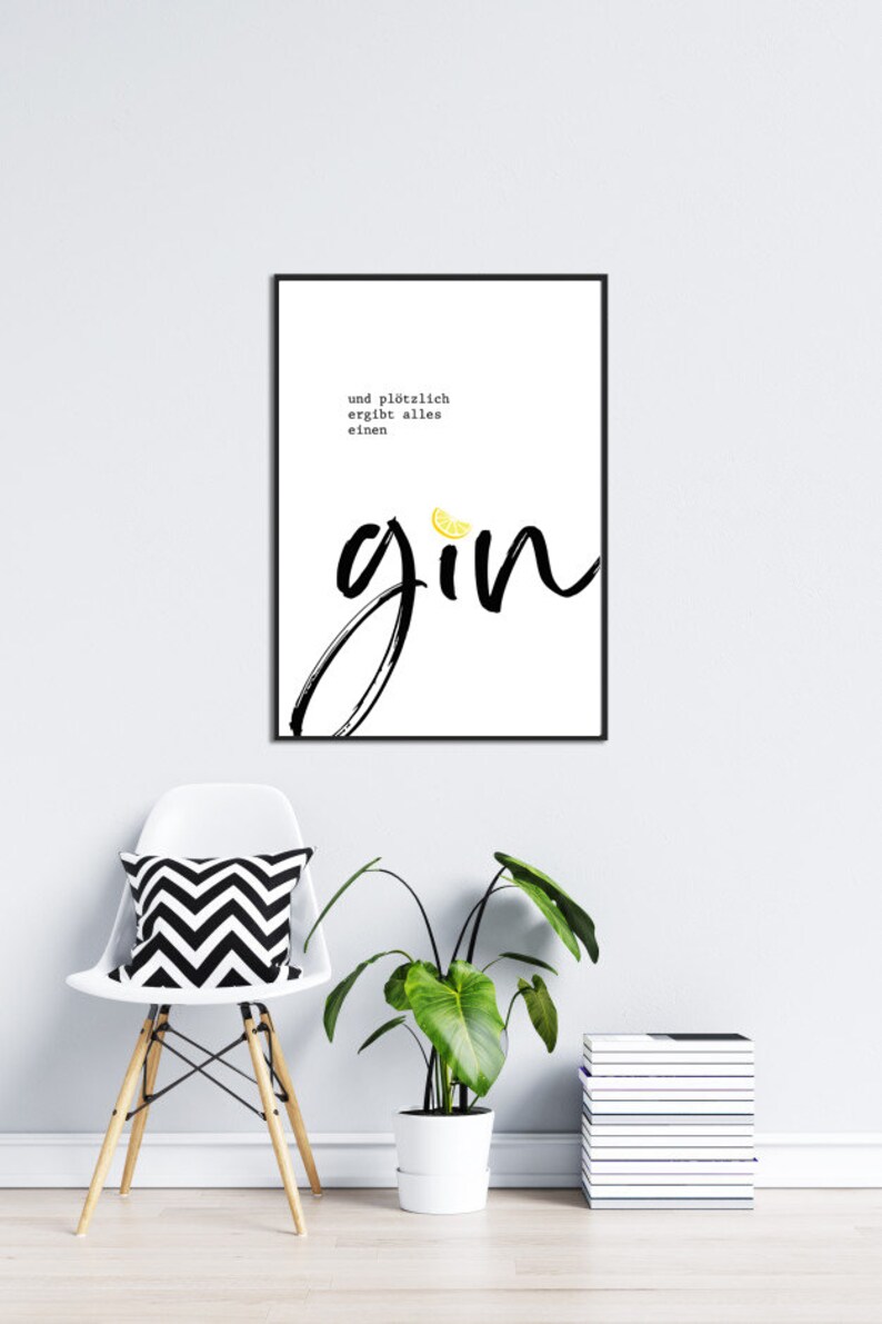 May include: A black and white printable wall art print with the word "gin" in a bold, handwritten font. A small lemon wedge is placed above the word "gin". The text "und pl&ouml;tzlich ergibt alles einen" is written in black above the word "gin".