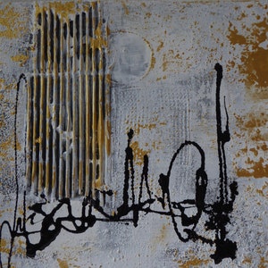K&ouml;nnte beinhalten: Abstrakte Kunstmalerei auf Leinwand mit einem strukturierten goldenen und wei&szlig;en Hintergrund. Schwarze Linien und Formen sind auf die Leinwand gemalt.