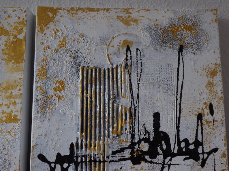 K&ouml;nnte beinhalten: Abstrakte Kunstmalerei auf Leinwand mit goldener, schwarzer und wei&szlig;er Farbe. Das Gem&auml;lde hat eine strukturierte Oberfl&auml;che und einen modernen Stil.