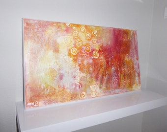 Könnte beinhalten: Abstraktes Gemälde auf Leinwand mit einem strukturierten Hintergrund in Orange-, Gelb- und Rosatönen. Weiße Wirbel sind auf die Leinwand gemalt. Das Gemälde ist unten links mit "ams" signiert.