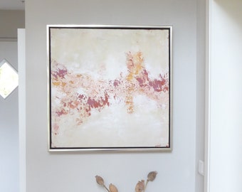 Könnte beinhalten: Abstraktes Gemälde mit weißem Hintergrund und Spritzern von rosa, roter und goldener Farbe. Das Gemälde ist in einem silbernen Rahmen gerahmt.