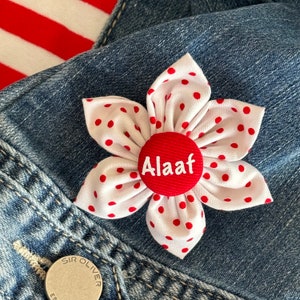 Karnevalsbrosche in Blumenform – weiß mit roten Punkten - Accessoire für den Karneval