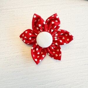 Karnevalsbrosche rot-weiß Herzen Blumenbrosche Accessoire für den Karneval Bild 7