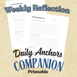 Op de afbeelding: Twee witte printbare vellen met de tekst "Weekly Reflection" en "Daily Anchors Companion Printable" in blauw en zwart. De vellen hebben gelijnde ruimtes om te schrijven en prompts voor reflectie. De achtergrond is lichtbeige.