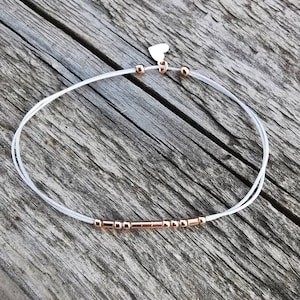 Pulsera minimalista de plata 925 "CUSTOM" Código Morse con pequeño colgante, filigrana, plata de ley, pulsera de pareja, joyería de plata real.