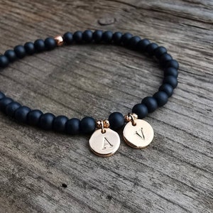 Pulsera con iniciales, pulsera con nombre, pulsera de perlas con placas de 8 mm, grabado, pulsera de pareja, pulsera de la amistad.