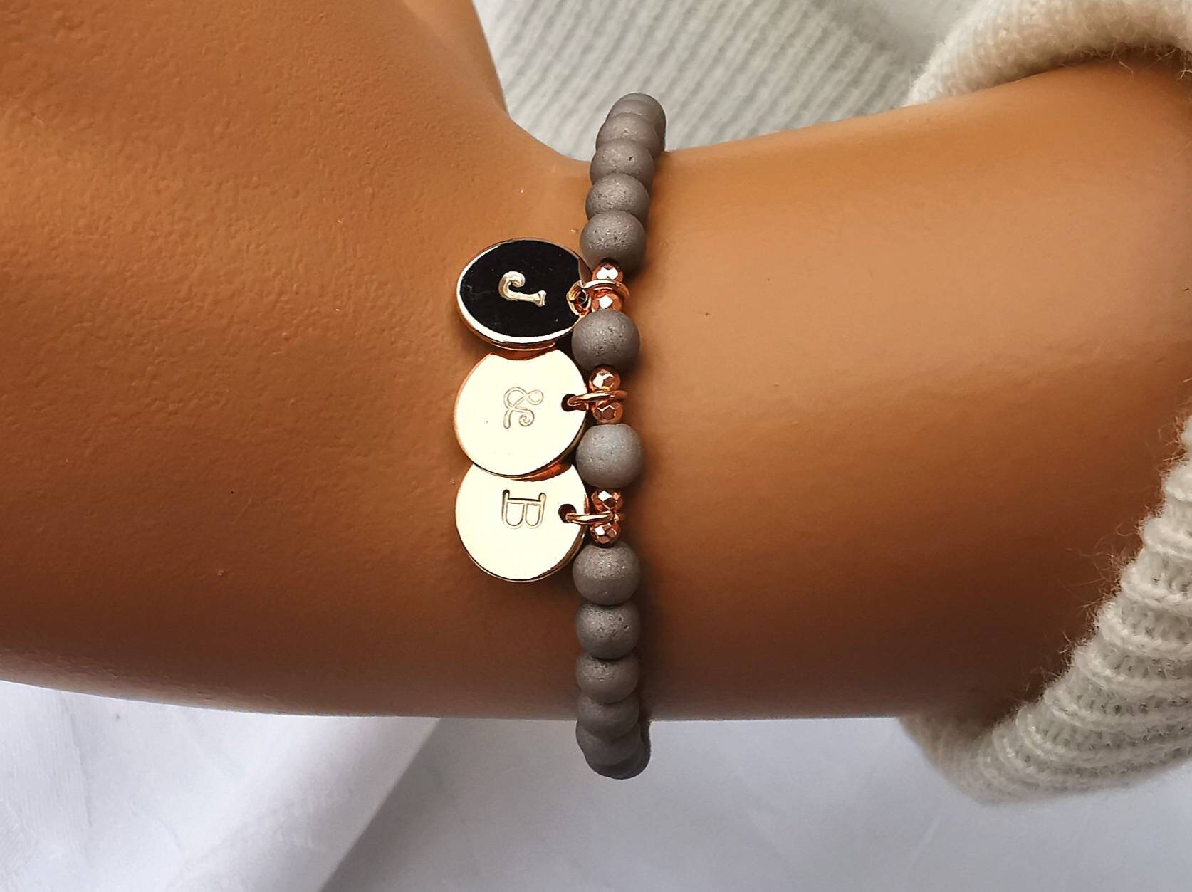 Niedliches Handy-Armband Mit Marmor-Perlen & Initialen-Charms – Praktisch Und Stylisch