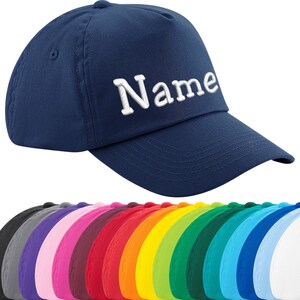 Könnte beinhalten: Eine marineblaue Baseballkappe mit dem weißen gestickten Wort "Name" auf der Vorderseite. Die Kappe wird mit einer Vielzahl von Farben im Hintergrund gezeigt.