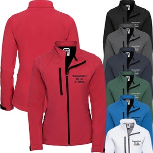 Könnte beinhalten: Eine Kollektion von Softshelljacken in verschiedenen Farben, darunter Rot, Grau, Dunkelblau, Grün, Blau und Weiß. Jede Jacke verfügt über einen Reißverschluss, zwei Fronttaschen und einen schwarzen Reißverschluss-Zipper. Die Jacken haben einen schwarzen Besatz an Kragen, Ärmelbündchen und Reißverschluss. Der Text "Wunschtext bis zu 3 Zeilen" ist auf der Vorderseite jeder Jacke gestickt.