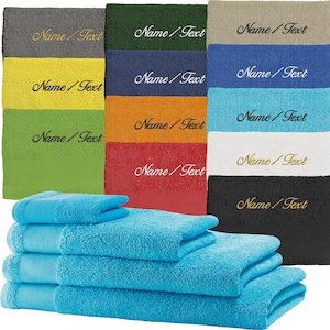 Könnte beinhalten: Ein Stapel von vier blauen Handtüchern mit einer Vielzahl von bunten Handtüchern dahinter. Die Handtücher haben den Text "Name/Text" in verschiedenen Farben aufgestickt.