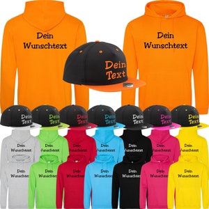 Könnte beinhalten: Eine Auswahl an Kapuzenpullovern und Baseballkappen in verschiedenen Farben. Die Kapuzenpullover sind orange, grau, grün, rot, blau, schwarz, pink und gelb, jeweils mit dem Text "Dein Wunschtext". Die Baseballkappen sind schwarz mit farbigen Schirmen und dem Text "Dein Text".