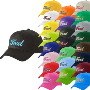 Könnte beinhalten: Eine Sammlung von 24 Baseballkappen in verschiedenen Farben, jede mit dem Wort "Text" in einer stilisierten Schriftart auf der Vorderseite bestickt. Die Kappen sind in Pyramidenform angeordnet, wobei die schwarze Kappe oben liegt.