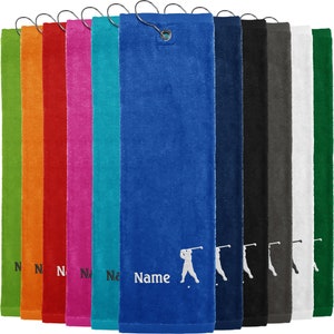 Könnte beinhalten: Set mit 10 Golftüchern in verschiedenen Farben, jedes mit einer weißen gestickten Golfer-Silhouette und dem Wort "Name".