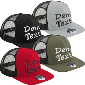 Könnte beinhalten: Vier Trucker-Caps in verschiedenen Farben mit schwarzen Netzpanels. Jede Kappe hat den Text "Dein Text" in Weiß vorne aufgestickt.