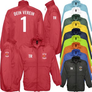 Könnte beinhalten: Eine Auswahl an leichten Jacken mit Reißverschluss in verschiedenen Farben, darunter Rot, Schwarz, Blau und Gelb. Die rote Jacke hat den Text "DEIN VEREIN" und die Nummer "1" auf dem Rücken. Andere Jacken zeigen die Initialen "TR" und ein Logo.