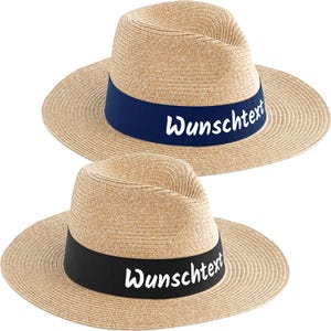 Könnte beinhalten: Zwei Strohhüte mit breiter Krempe. Einer hat ein marineblaues Band mit dem Wort "Wunschtext" in Weiß, der andere ein schwarzes Band mit demselben Text. Die Hüte sind für den Sonnenschutz konzipiert.