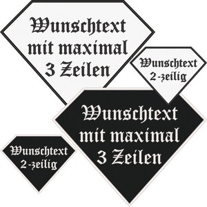 Könnte beinhalten: Vier rautenförmige Patches mit schwarzen und weißen Rändern. Die Patches sind für die Stickerei und können mit Text personalisiert werden. Der Text auf den Patches lautet "Wunschtext mit maximal 3 Zeilen" und "Wunschtext 2-zeilig".