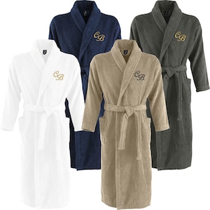 Könnte beinhalten: Vier Bademäntel in verschiedenen Farben: weiß, marineblau, beige und grau. Jeder Bademantel hat ein 'CB'-Monogramm auf der linken Brust gestickt.