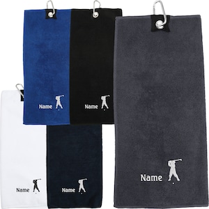 Könnte beinhalten: Satz mit sechs Golftüchern in Weiß, Blau, Schwarz und Grau. Jedes Handtuch zeigt eine Golfer-Silhouette und das Wort "Name" in weiß gestickt. Die Handtücher haben eine Schlaufe zum Aufhängen.