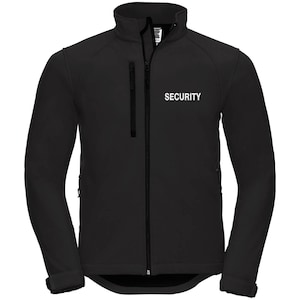 Könnte beinhalten: Schwarze Softshelljacke mit durchgehendem Reißverschluss, Stehkragen und Brusttasche. Das Wort „SECURITY“ ist in weißen Blockbuchstaben auf die Brust gedruckt. Die Jacke hat lange Ärmel und eine taillierte Passform.