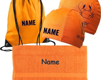 Conjunto Fashy: Gorro de natación infantil estampado con el nombre + bolsa de deporte + toalla.