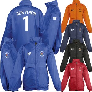 Könnte beinhalten: Verschiedene Nylon-Reißverschlussjacken in Blau, Orange, Marine, Schwarz und Rot. Jede Jacke trägt die Aufschrift "DEIN VEREIN" und "NP". Die blaue Jacke hat die weiße Nummer "1" auf dem Rücken. Die Jacken haben einen Stehkragen.