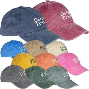 Könnte beinhalten: Eine Sammlung von elf Baseballkappen in verschiedenen Farben wie Blau, Rot, Beige, Gelb, Orange, Pink, Grau und Grün. Jede Kappe hat eine verwaschene Stoffoptik und den aufgestickten weißen oder schwarzen Schriftzug "Dein Text" vorne.