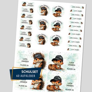 Könnte beinhalten: Bogen mit personalisierten Etiketten mit einem Cartoon-Eichhörnchen mit Mütze. Die Etiketten tragen den Namen "LUCA JANSEN" und "KLASSE 2A". Der Bogen enthält auch den Text "SCHULSET 60 AUFKLEBER".