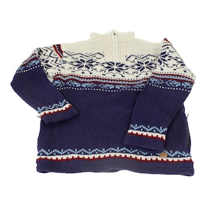 Könnte beinhalten: Ein marineblauer und cremefarbener Pullover mit einem halben Reißverschlusskragen. Der Pullover hat ein Schneeflockenmuster auf Brust und Ärmeln mit roten und hellblauen Akzenten. Die Manschetten und der Saum haben einen gemusterten Rand.