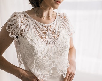 Juno bridal topper made of peacock lace