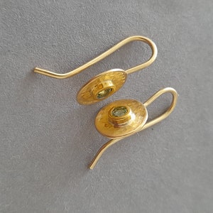 Gold earrings, peridot earrings gold 750, peridot brilliant cut, peridot diamond cut, hammered gold, gold hammered, gold 999