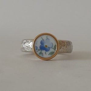 Vergissmeinnicht Ring, Jugendstil Ring, Vergissmeinnicht Porzellan Miniaturmalerei Ring, Blütenring, Porzellan Ring Gold, Porzellanmedaille Bild 1