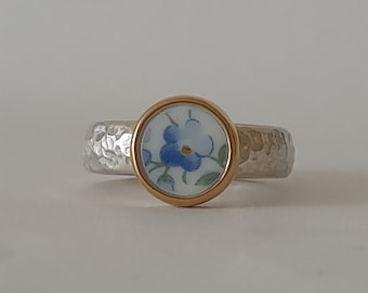 Vergeet-mij-niet-ring, Art Nouveau-ring, vergeet-mij-niet porseleinen miniatuur schilderij ring, bloemenring, porseleinen ring goud, porseleinen medaille