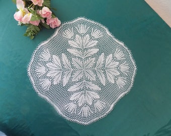 Crochet doily with a floral motif from the 1980s in white