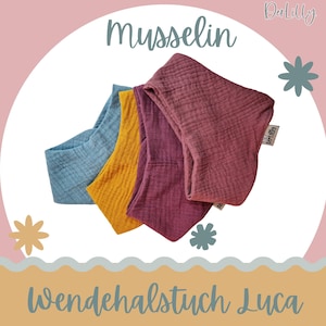 May include: Four muslin bibs in blue, gold, purple, and burgundy. The bibs are folded and stacked, with a tag on the burgundy bib. The word "Musselin" is written in a script font at the top, and "Wendehalstuch Luca" is at the bottom.