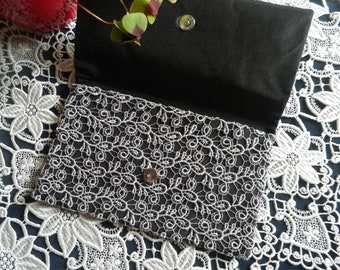 Sac à main Wunderschöhne avec dentelle grise sur pochette en satin noir appliqué sur toute la surface avec de la dentelle. N° d’art.-019