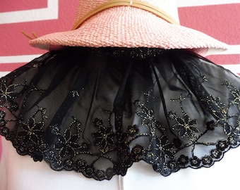 Romantische Jabot mit Mangeten aus 3 teilen. In Farbe Schwarz/Gold. Nr-030