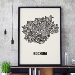 Könnte beinhalten: Ein gerahmter Schwarz-Weiß-Druck der Stadt Bochum. Der Umriss der Stadt ist mit den Namen ihrer Stadtteile in einer fetten, serifenlosen Schrift gefüllt. Das Wort "BOCHUM" ist unten auf dem Druck fett gedruckt.